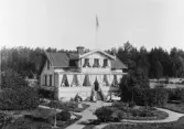 Byggmästare Petterssons villa Fridhem på Norrlandet.
Vid det dukade bordet sitter Ida Andersson (f Hannus, Vasa, Finland) och Johan Andersson. Ida A var fosterdotter till byggm. Pettersson, som ägde skoaffär/skomakeri i Dalapalatset.
Anderssons söner tog sig namnet Andenius.

