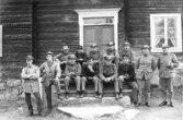 Brovaktare framför förläggningen i gamla byggningen på Ol-Ers. Foto 1914-1918. Nummer två i främre raden var kock, nummer tre hette Lundeberg, son till disponent Lundeberg i Mackmyra.