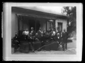 Grupporträtt, utomhus, Fru Hult, Kolbäck.
Ur Gustaf Åhmans samling.