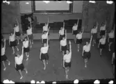 Grupporträtt. Gymnastiken för husmödrar, uppvärmning.
Ur Gustaf Åhmans samling.