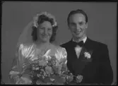 Brudpar. Kåre Larstuvold. Idrottsvägen 6, Sörstafors. Ur Gustaf Åhmans samling.