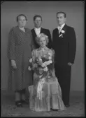 Grupporträtt, fyra personer, bröllop. Elon Ahlbom. Baldersvägen 33, Hallstahammar. Ur Gustaf Åhmans samling.