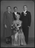 Grupporträtt, fyra personer, bröllop. Elon Ahlbom. Baldersvägen 33, Hallstahammar. Ur Gustaf Åhmans samling.