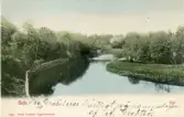 Brevkort adresserat till sjuksköterskan Amanda Palm, 1902-1903?
Motiv från Vall i Gefle med gavleån som slingrar sig. Gefle Postens Pappershandel. 
Text på framsidan: 