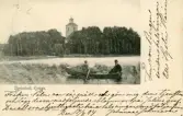 Brevkort adresserat till sjuksköterskan Amanda Palm 1904. Motiv av Stenbrohult, kyrkan, samt två män som sitter i en eka på sjön.
Text under bilden: 