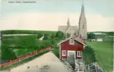 Brevkort adresserat till sjuksköterskan Amanda Palm 1907.
Motiv av parti från Harmånger med kyrka i bakgrunden och ett hus längst fram.
Text på baksidan: 