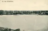 Brevkort adresserat till sjuksköterskan Amanda Palm 1903. 
Motiv av vy från Grisslehamn med hus längst bort i bild och några ekor närmast i bild.
Text på baksidan: 