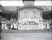Foto av det stora buffébordet, dekorerat med pappersblommor, bågar och girlander, utanför Societetshuset. 
Suddigt foto.