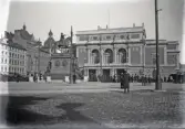 Vy över Gustaf Adolfs torg med Operan och Gustaf II Adolfs staty. 
I bakgrunden skymtar man bl a kyrktornet på Jakobs kyrka.