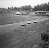 ¨Följa John¨ på start- och målrakan, Gelleråsen, Karlskoga. 1956-08-25