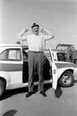 Segraren Bosse Ljungfeldt sträcker på sig. Karlskoga motorstadion, 1969-05-03