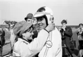 Gunnarsson gratuleras. Karlskoga motorstadion, 1969-05-03