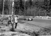 Fotografer på vägkanter fotar Ronnie som kör mot överlägsen seger på Karlskoga motorstadion, 1969-05-03