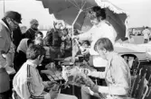 Champagnen öppnas. Karlskoga motorstadion, 1969-05-03