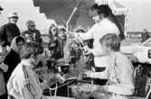 Champagnen öppnas. Karlskoga motorstadion, 1969-05-03