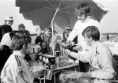 Segerchampagnen serveras. Karlskoga motorstadion, 1969-05-03