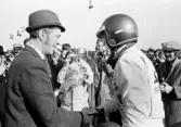 Tävlingsledaren överräcker blommor. Karlskoga motorstadion, 1969-05-03