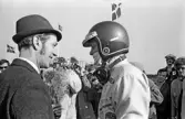 Tävlingsledaren överräcker blommor. Karlskoga motorstadion, 1969-05-03