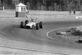 Stilstudie på Ronnie Peterson i kurva på Karlskoga motorstadion, 1969-05-03