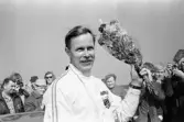 Segraren höjer blomkvasten. Karlskoga motorstadion, 1969-05-03