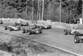 Tätt mellan F3-bilarna på första varvet. Karlskoga motorstadion, 1969-05-03