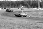 Esso drar på i kurvan. Karlskoga motorstadion, 1969-05-03