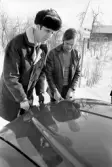 Två män vid motorhuven, 1971-03-04