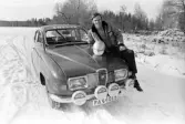 En rallyvinnare poserar, 1971-03-04