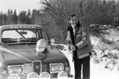 En rallyvinnare poserar, 1971-03-04