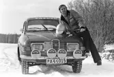 En rallyvinnare poserar, 1971-03-04