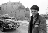 Rallysegaren poserar framför Örebro slott, 1971-03-04