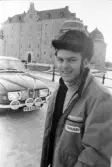 Rallysegaren poserar framför Örebro slott, 1971-03-04