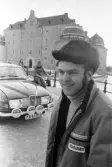 Rallysegaren poserar framför Örebro slott, 1971-03-04