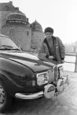 Rallysegaren poserar framför Örebro slott, 1971-03-04