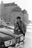 Rallysegaren poserar framför Örebro slott, 1971-03-04