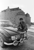 Mäster Stig poserar framför Örebro slott, 1971-03-04