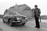 Mäster Stig poserar framför Örebro slott, 1971-03-04