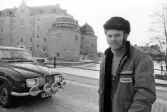 Mäster Stig poserar framför Örebro slott, 1971-03-04