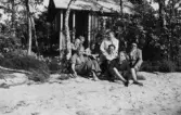 Grupp vid stuga vid sjön Fegen, 1951