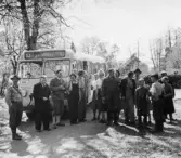 Resesällskap utanför en abbonerad SJ-buss, 1950-tal