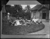 Familj framför bostadshus