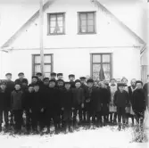 Elever på Årstads skola framför skolhuset