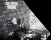 Läraren A Fridolf Persson sitter läsande en fåtölj i vardagsrummet.