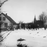 Elever från Årstads skola har snöbollskrig på rasten.