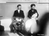 Makarna Maria och Fridolf Persson med sin nydöpta dotter Greta (1914)
