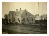 Himle järnvägsstation med några anställda ute på perrongen. Stationen låg längs Mellersta Hallands järnväg invigd 1886.