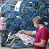 Arbetare inspekterar tapetmönster på Durofabriken.