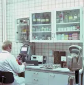 Kemist i arbete vid Durotapet AB.