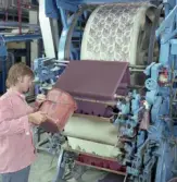 Arbete med tapettryck vid Durotapet AB. Påfyllning av färg.