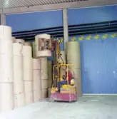 Arbete med tapetrullar vid Durotapet AB.